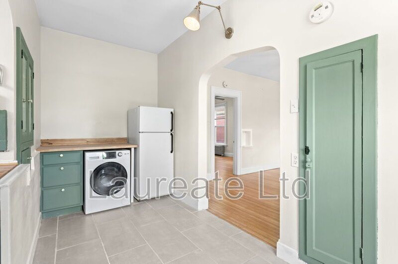 Beautifully remodeled 1Bd unit in historic Victorian home. Minutes to City Park!!! property image
