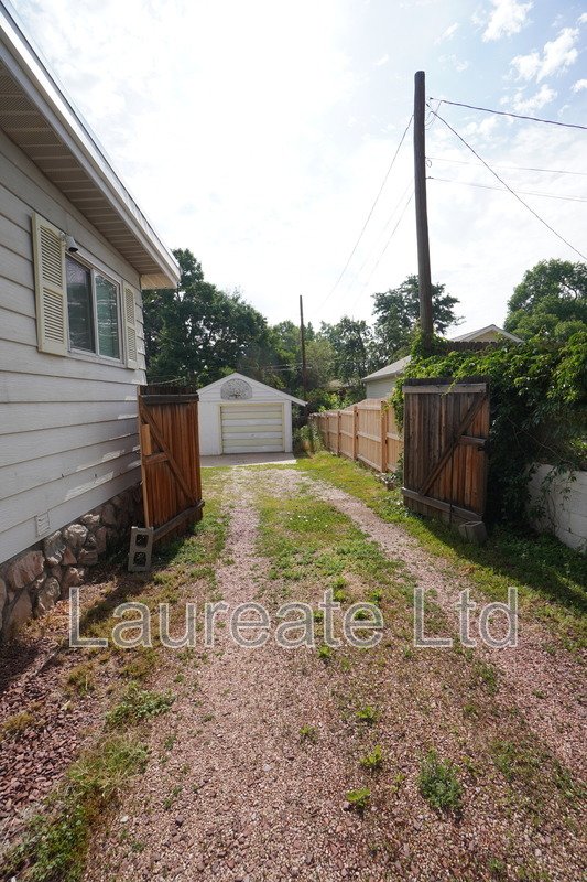 Spacious 3 bedroom Ranch with finished basement in Englewood!! property image
