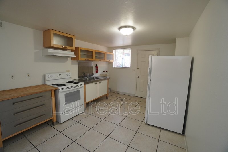 Spacious 2 bedroom in Lakewood minutes to 6th Ave Hwy!!! property image
