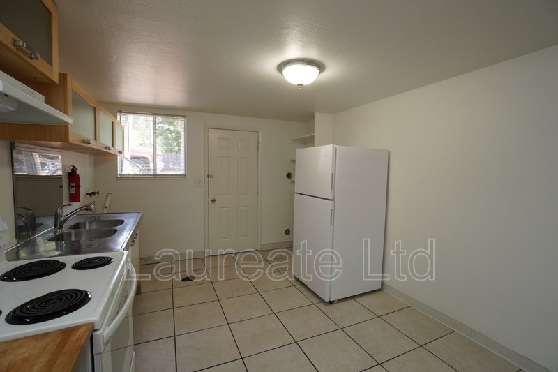 Spacious 2 bedroom in Lakewood minutes to 6th Ave Hwy!!! property image