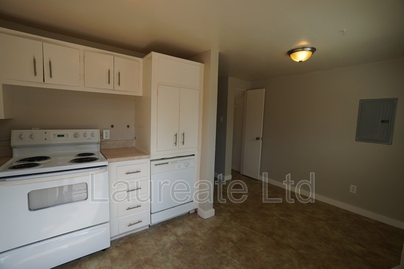 Great 2 bedroom 4-plex unit off of 6th & Kipling!! property image