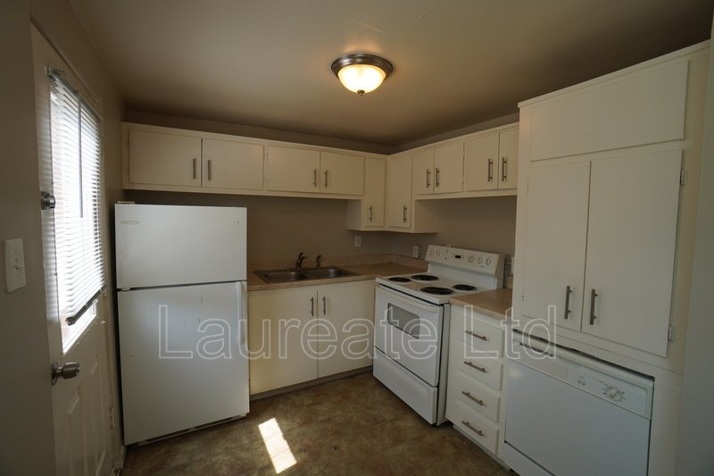 Great 2 bedroom 4-plex unit off of 6th & Kipling!! property image