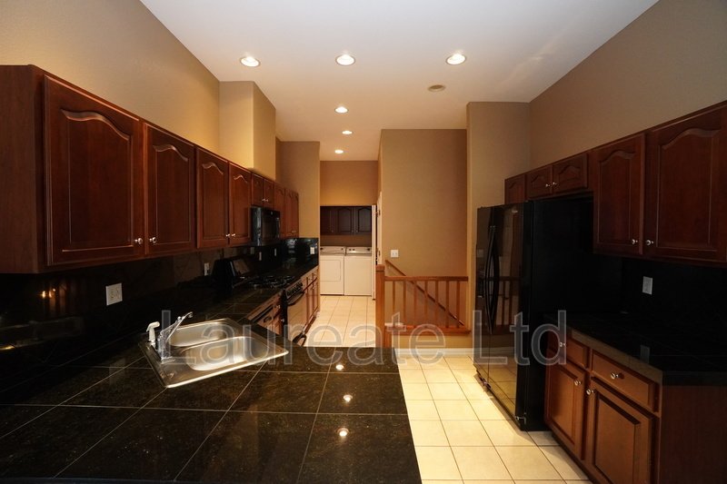 Stunning 2 bedroom Townhome in Belmar Commons property image