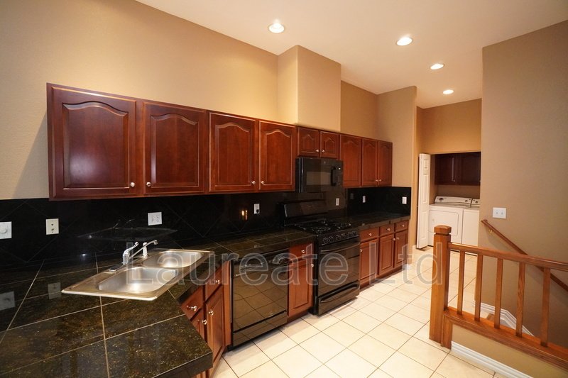 Stunning 2 bedroom Townhome in Belmar Commons property image