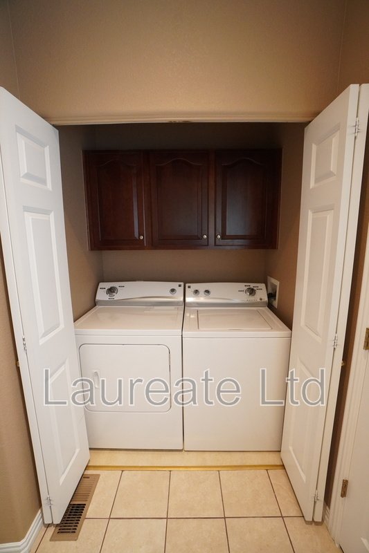 Stunning 2 bedroom Townhome in Belmar Commons property image