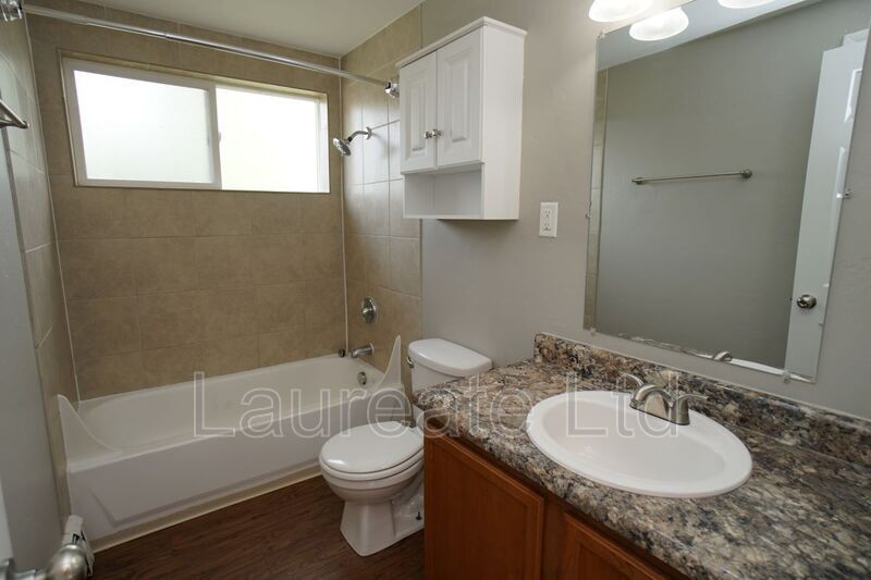 Bright and Open 2 bedroom in Lakewood!! property image