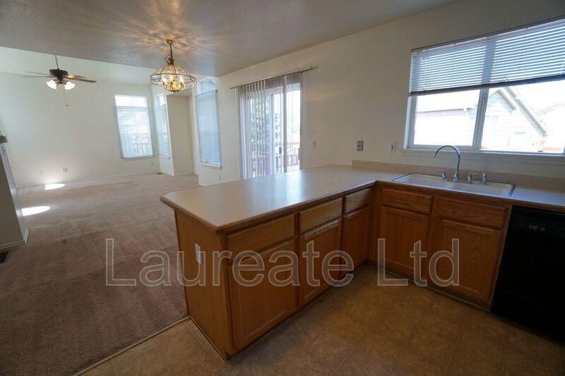Spacious 3 Bedroom 2.5 Bath Single family home in Parker!! property image