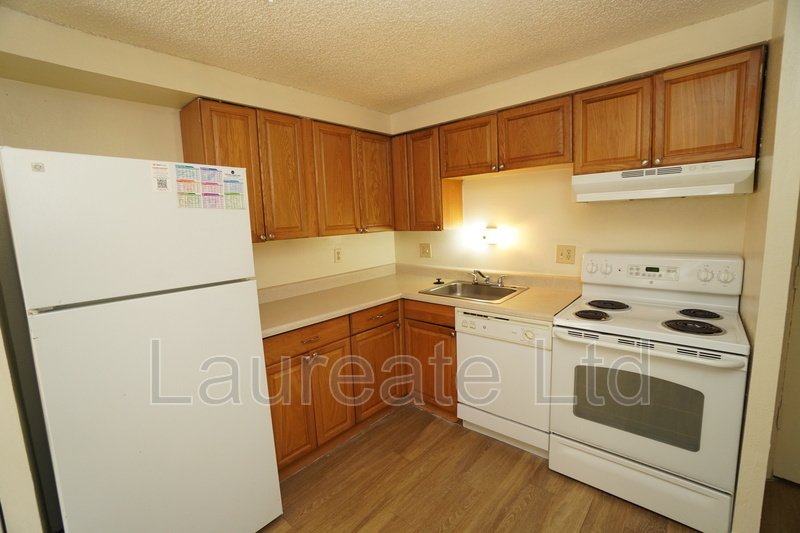 Bright and Open 2nd level 1 bedroom condo near Glendale!! property image