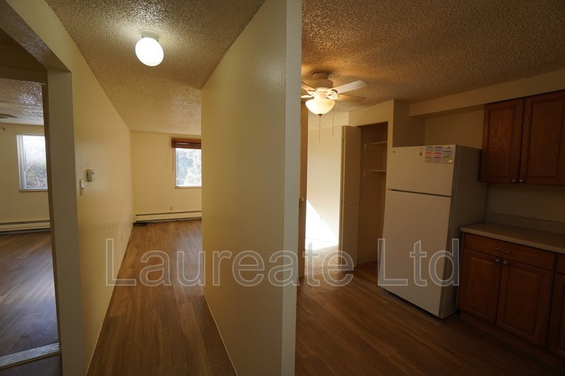 Bright and Open 2nd level 1 bedroom condo near Glendale!! property image