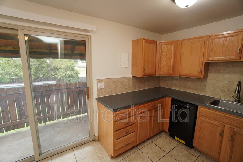 Bright and Open 2 bedroom in Lakewood!! property image