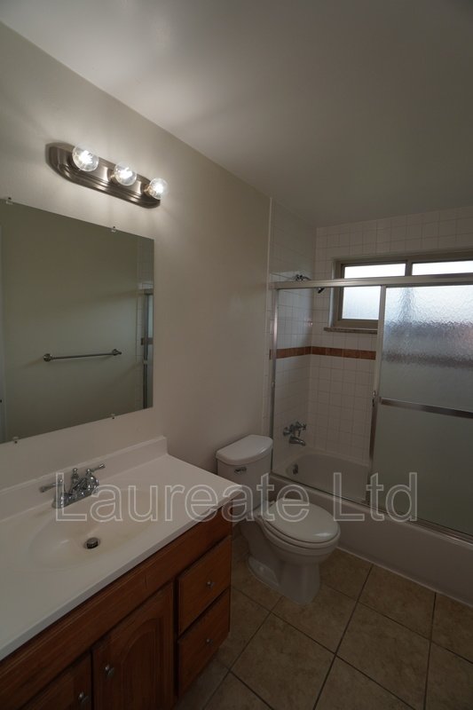 Bright and Open 2 bedroom in Lakewood!! property image