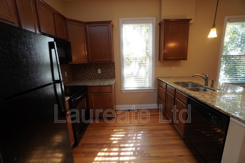 Beautiful Historic 2 bedroom duplex in 5-Points. property image