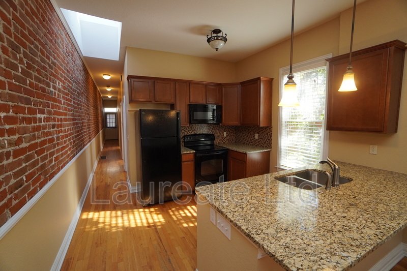 Beautiful Historic 2 bedroom duplex in 5-Points. property image