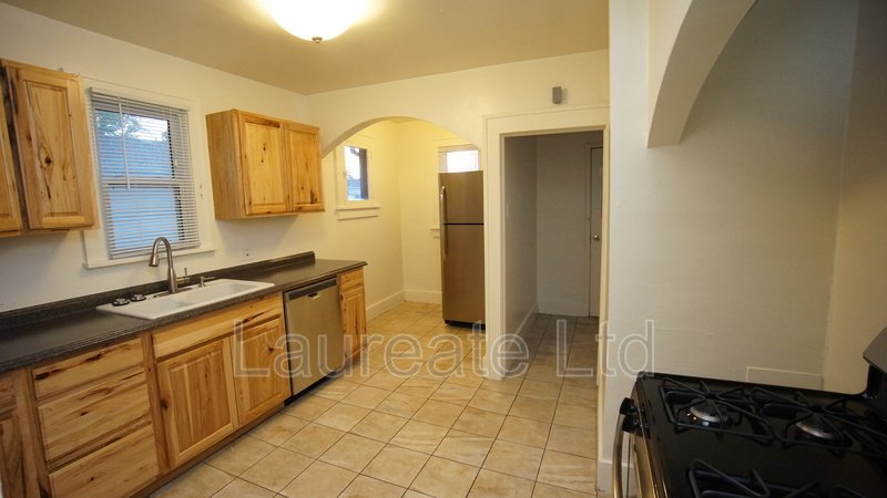 Charming 2 bedroom upper unit duplex in Englewood!! property image