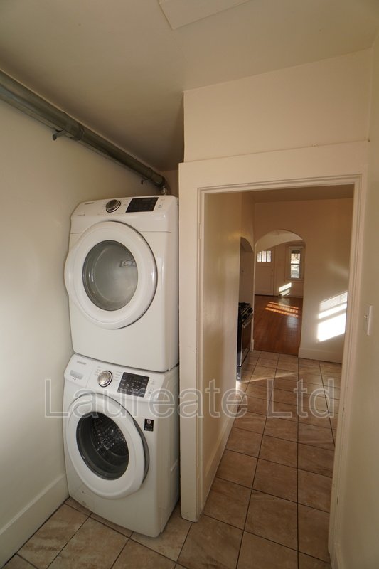 Charming 2 bedroom upper unit duplex in Englewood!! property image