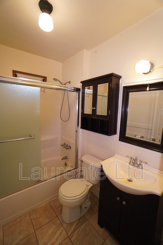 Charming 2 bedroom upper unit duplex in Englewood!! property image