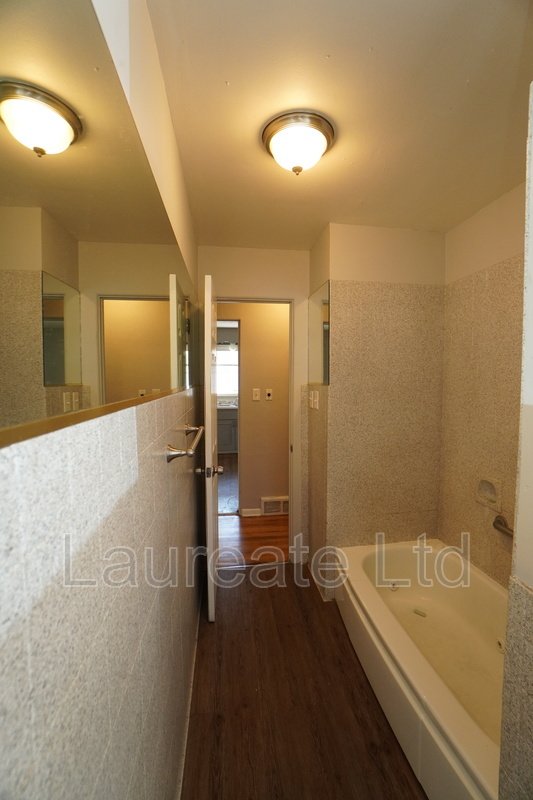 Spacious 3Bd 2Ba Duplex w/Basement in PARK HILL!! property image