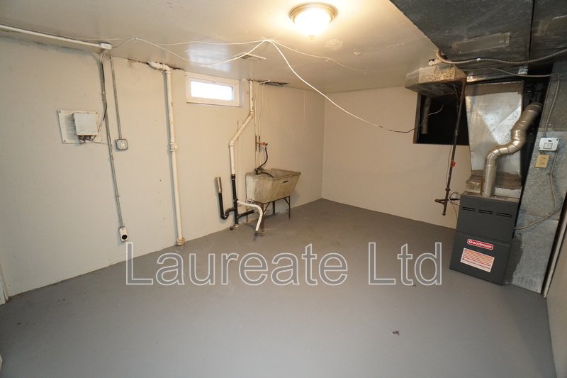 Spacious 3Bd 2Ba Duplex w/Basement in PARK HILL!! property image