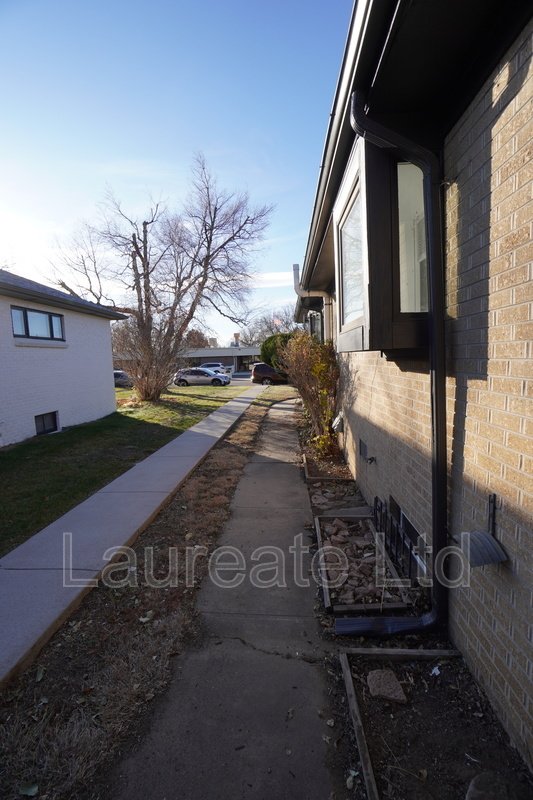 Spacious 3Bd 2Ba Duplex w/Basement in PARK HILL!! property image