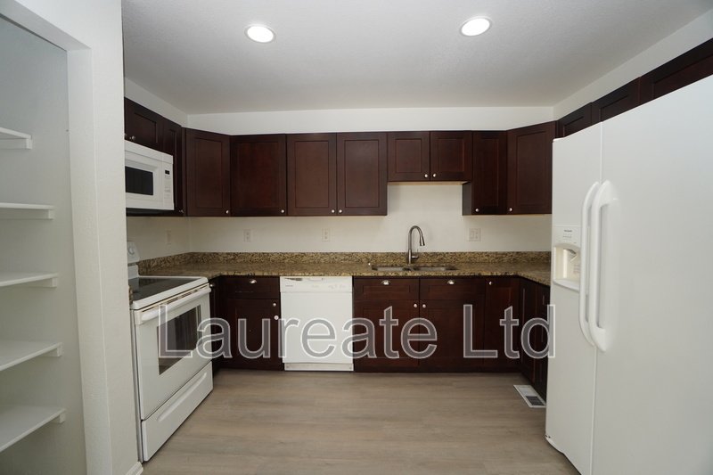 4 BEDROOM TOWNHOME IN SOUTH DENVER MUST SEE!! property image