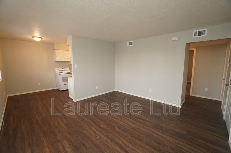 Spacious and Bright Upper Unit in 4-Plex!! Mintues to Sloan's Lake and Edgewater!! property image