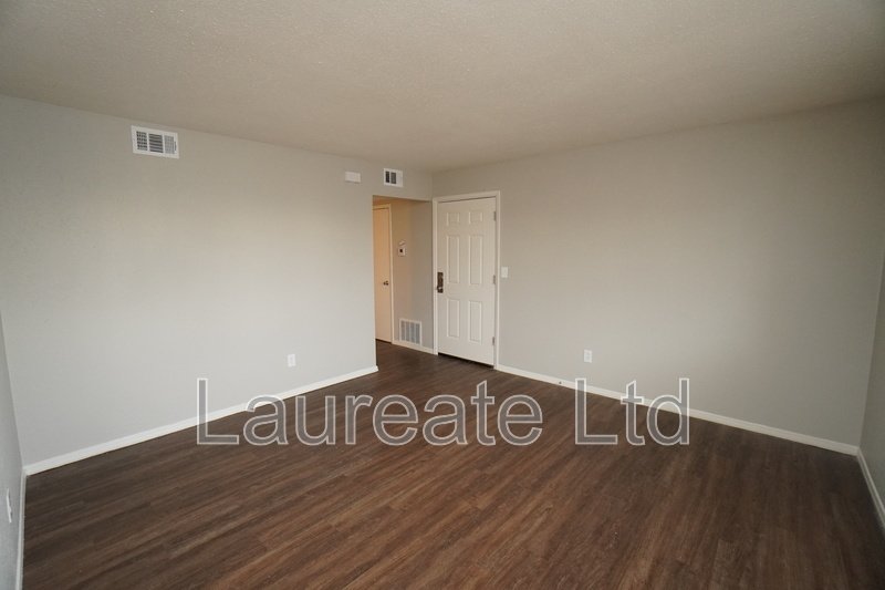 Spacious and Bright Upper Unit in 4-Plex!! Mintues to Sloan's Lake and Edgewater!! property image