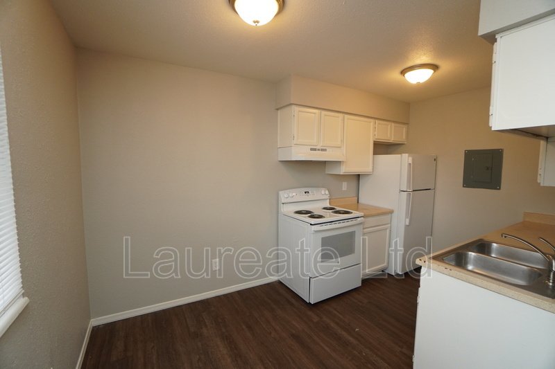 Spacious and Bright Upper Unit in 4-Plex!! Mintues to Sloan's Lake and Edgewater!! property image