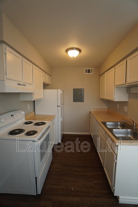 Spacious and Bright Upper Unit in 4-Plex!! Mintues to Sloan's Lake and Edgewater!! property image