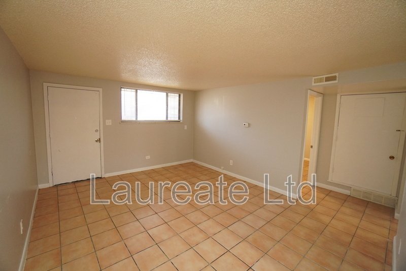 Spacious Graden Level Unit Minutes to Lowry! property image
