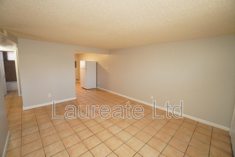 Spacious Graden Level Unit Minutes to Lowry! property image