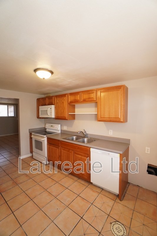 Spacious Graden Level Unit Minutes to Lowry! property image