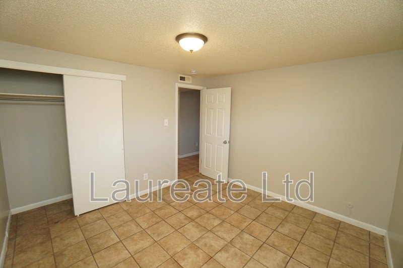 Spacious Graden Level Unit Minutes to Lowry! property image