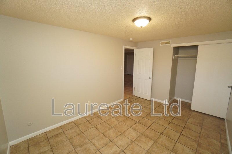 Spacious Graden Level Unit Minutes to Lowry! property image