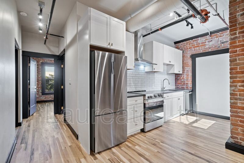 Stunning 2 Bed 2 Bath Loft in historic Alta Court in the Heart of Capitol Hill property image