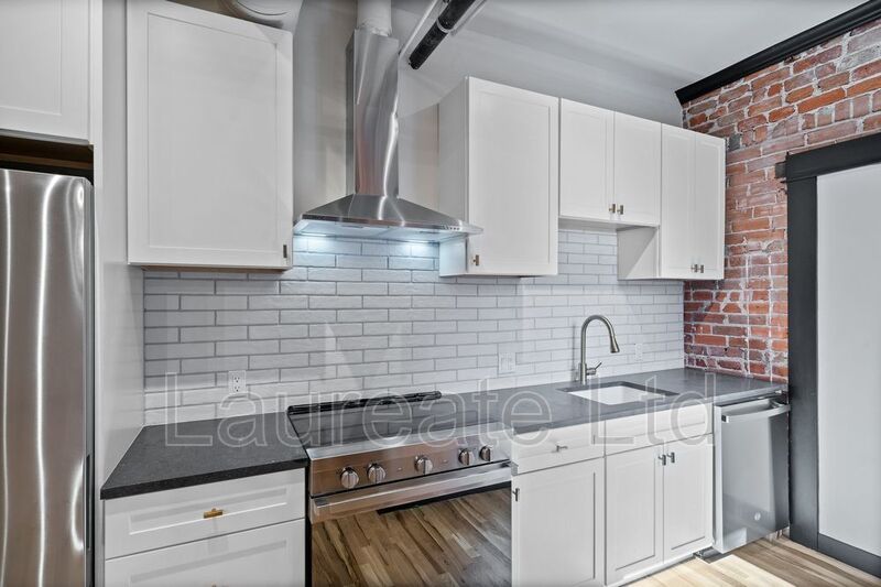 Stunning 2 Bed 2 Bath Loft in historic Alta Court in the Heart of Capitol Hill property image