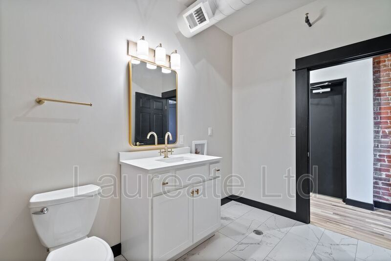 Stunning 2 Bed 2 Bath Loft in historic Alta Court in the Heart of Capitol Hill property image