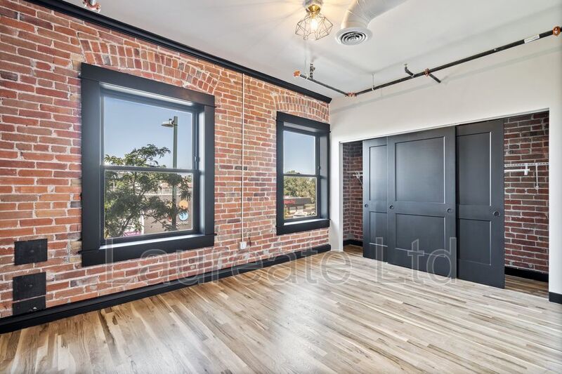 Stunning 2 Bed 2 Bath Loft in historic Alta Court in the Heart of Capitol Hill property image