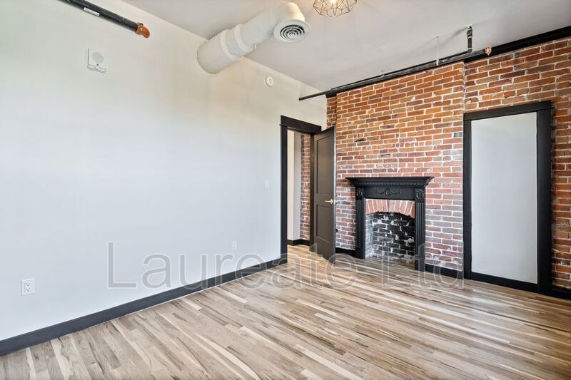 Stunning 2 Bed 2 Bath Loft in historic Alta Court in the Heart of Capitol Hill property image