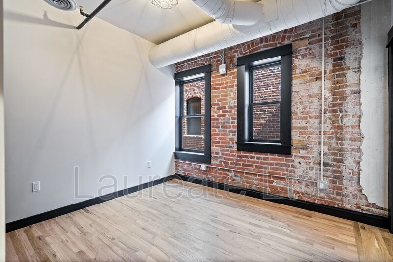 Stunning 2 Bed 2 Bath Loft in historic Alta Court in the Heart of Capitol Hill property image