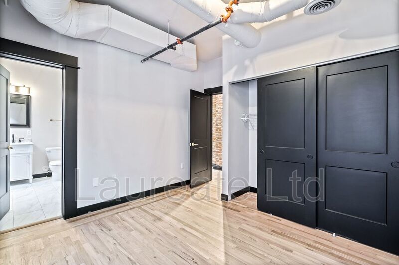 Stunning 2 Bed 2 Bath Loft in historic Alta Court in the Heart of Capitol Hill property image