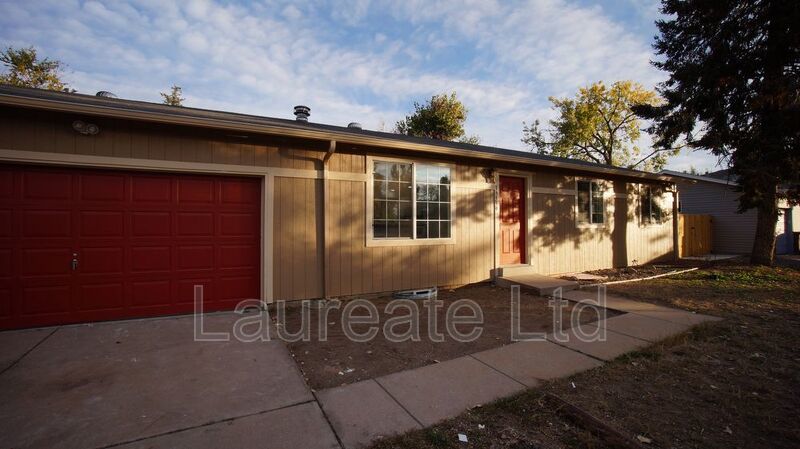 Spacious 3 Bedroom 2 Bathroom Upper unit of Duplex In Aurora!! property image