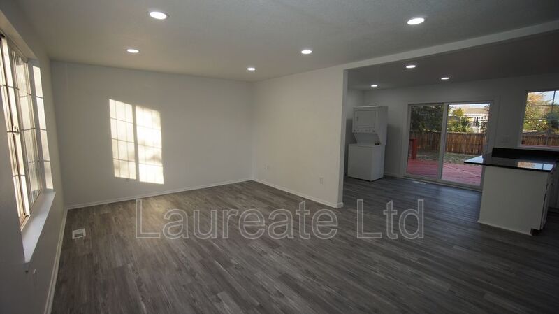 Spacious 3 Bedroom 2 Bathroom Upper unit of Duplex In Aurora!! property image