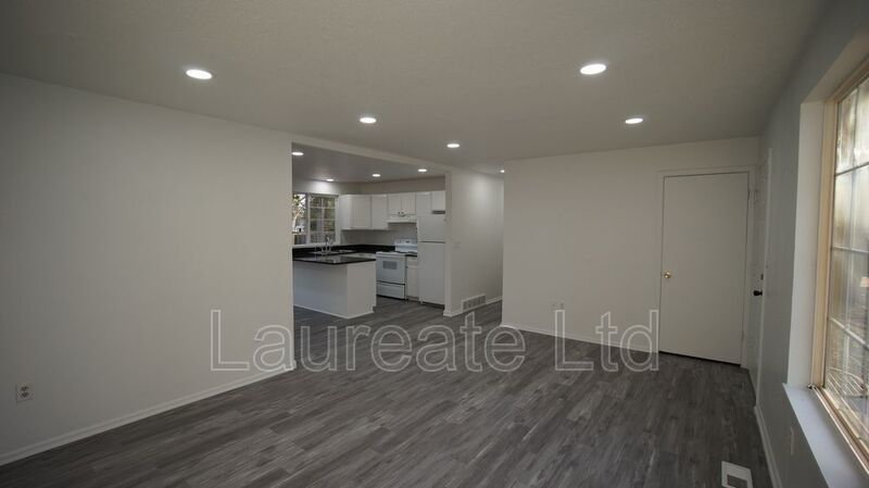 Spacious 3 Bedroom 2 Bathroom Upper unit of Duplex In Aurora!! property image