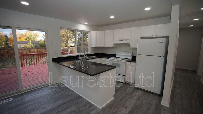 Spacious 3 Bedroom 2 Bathroom Upper unit of Duplex In Aurora!! property image