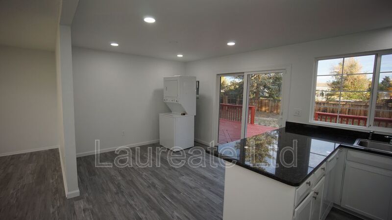 Spacious 3 Bedroom 2 Bathroom Upper unit of Duplex In Aurora!! property image