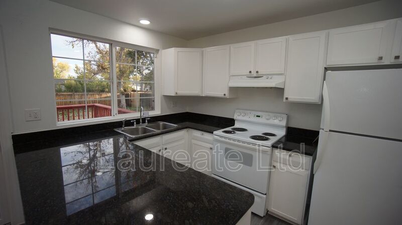 Spacious 3 Bedroom 2 Bathroom Upper unit of Duplex In Aurora!! property image
