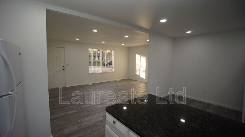 Spacious 3 Bedroom 2 Bathroom Upper unit of Duplex In Aurora!! property image