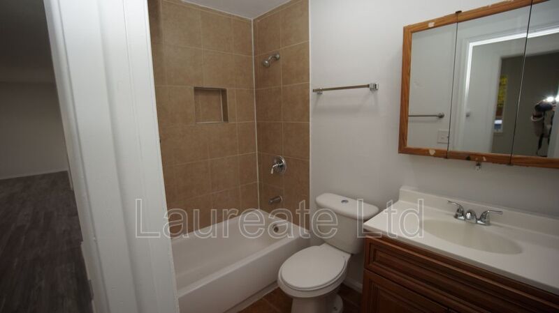 Spacious 3 Bedroom 2 Bathroom Upper unit of Duplex In Aurora!! property image