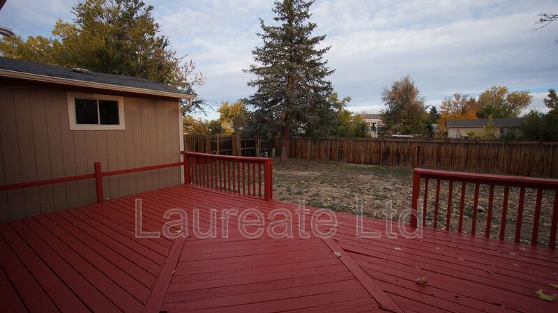 Spacious 3 Bedroom 2 Bathroom Upper unit of Duplex In Aurora!! property image