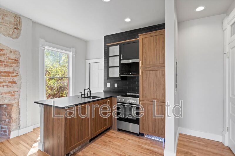 Meticulously renovated and one of a kind Historic Cheesman Park apartment building with modern amenities!! property image